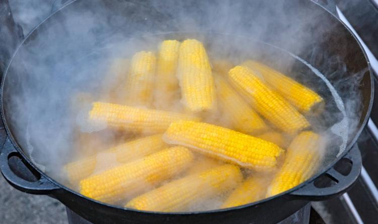 玉米煮多久会熟冷水还是热水（玉米一般需要煮多长时间才可以熟）-第1张图片