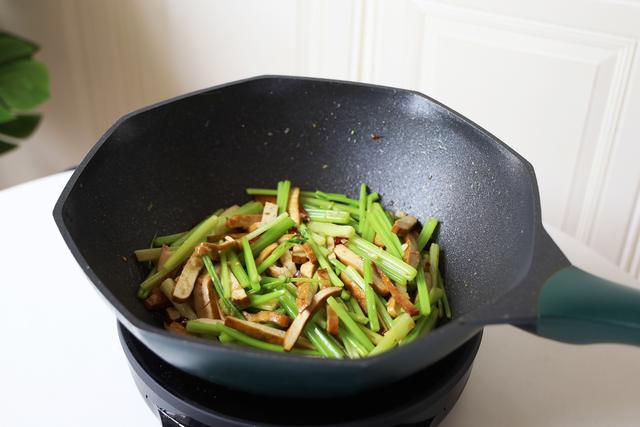 芹菜香干的做法 正宗芹菜炒香干的做法-第8张图片