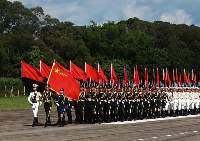 少校军衔相当于什么官（少校一个月多少钱工资）