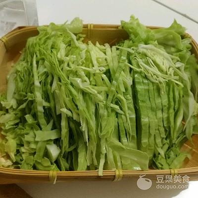 圆白菜炒饼丝的家常做法（正宗肉丝圆白菜炒饼的做法）-第2张图片