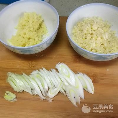 圆白菜炒饼丝的家常做法（正宗肉丝圆白菜炒饼的做法）-第3张图片