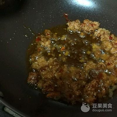 圆白菜炒饼丝的家常做法（正宗肉丝圆白菜炒饼的做法）-第5张图片