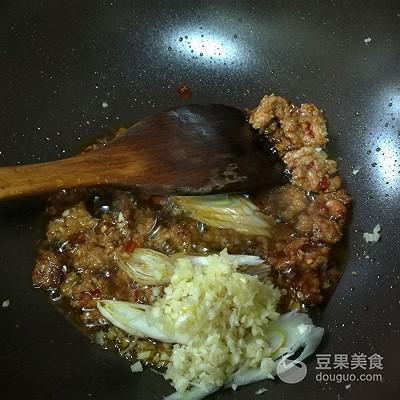 圆白菜炒饼丝的家常做法（正宗肉丝圆白菜炒饼的做法）-第6张图片
