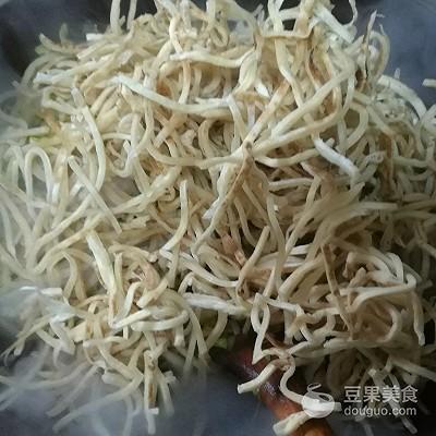 圆白菜炒饼丝的家常做法（正宗肉丝圆白菜炒饼的做法）-第8张图片