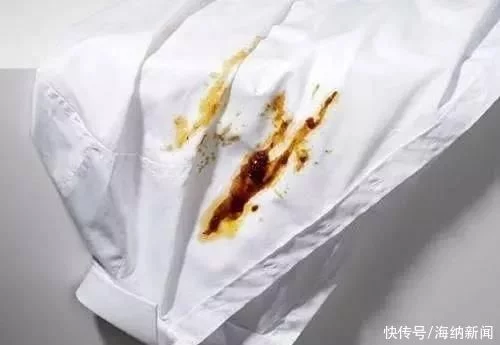 白衣服上有油渍怎么清洗最有效（用小苏打好还是漂白粉好）-第2张图片